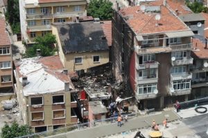 Fikirtepe'de yangın &ccedil;ıkan bina ve &ccedil;evresinin havadan g&ouml;r&uuml;nt&uuml;leri