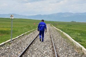 Rayların g&uuml;venliği i&ccedil;in kilometrelerce yol y&uuml;r&uuml;yorlar