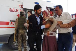 Kızının cansız bedenini g&ouml;r&uuml;nce baygınlık ge&ccedil;irdi
