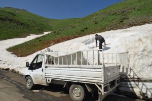 Dağlardan topladıkları karları il&ccedil;ede satıyorlar