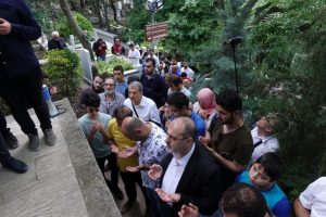 Necip Fazıl Kısak&uuml;rek, kabri başında anıldı