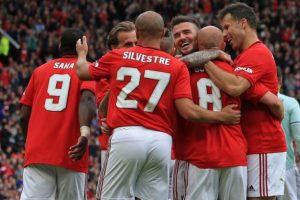 Efsanelerin ma&ccedil;ında g&uuml;len taraf Manchester oldu!