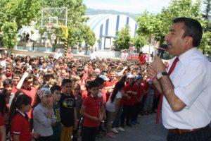 1000 &ouml;ğrenci zorbalığa karşı rap yaptı