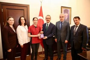 T&uuml;rkiye birincisi &ouml;ğrenciye validen altın