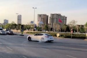 Trafikte ter&ouml;r estiren l&uuml;ks ara&ccedil;lı maganda yakalandı