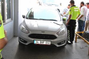Otomobille duvar arasında kalan kadın yaralandı