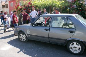Kuzeninin otomobiline av t&uuml;feğiyle ateş a&ccedil;tı