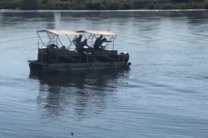 Polisten kurtulmak i&ccedil;in suya atladı