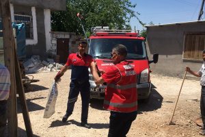 Kuyuya giren yılanı itfaiye &ccedil;ıkardı