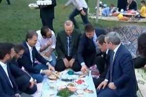 Cumhurbaşkanı Erdoğan, vatandaşlarla iftar yaptı