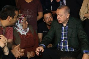 Cumhurbaşkanı Erdoğan vatandaşlarla &ccedil;ay i&ccedil;ti