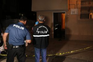 17 yaşındaki gen&ccedil; tartıştığı babasını bı&ccedil;akladı