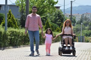 Bursa'da hi&ccedil; yaşayamadığı &ccedil;ocukluğunu kızı Ela ile tadıyor