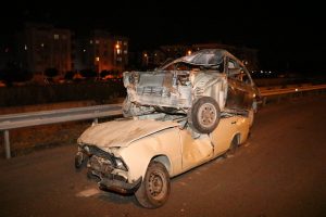 Yol kenarında &uuml;st &uuml;ste duran hurda ara&ccedil;lar şaşırttı