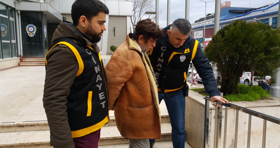 Bursa'da kızını bı&ccedil;aklayıp, başında sigara i&ccedil;miş