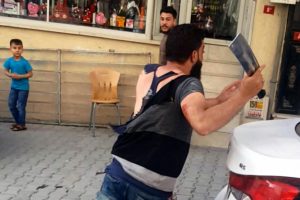 Suriyeliler arasında bı&ccedil;aklı satırlı kavga!
