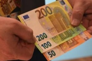 Yeni 100 ve 200 euroluk banknotlar dolaşıma sunuldu