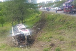 &Ccedil;inli turistleri taşıyan otob&uuml;s şarampole u&ccedil;tu: 2 &ouml;l&uuml;, 19 yaralı