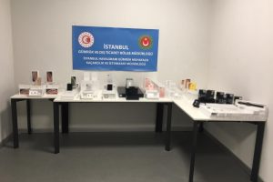9 milyon lira değerinde cep telefonu ve aksesuarı ele ge&ccedil;irildi
