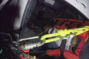 Kayalıklardaki yaralı helikopterle kurtarıldı