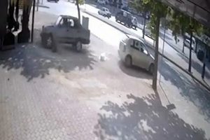 Drift yaparken kaldırımdaki adamı ezdi