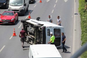 Otomobile &ccedil;arpan minib&uuml;s yan yattı