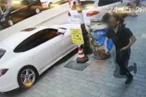 İş adamının d&ouml;viz dolu poşetini &ccedil;alan gasp&ccedil;ılar yakalandı