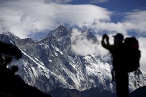Everest'te insan trafiği can almaya devam ediyor