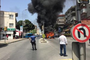 Minib&uuml;s şof&ouml;r&uuml; aracını ateşe verdi