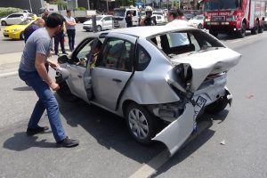 Sapağı ka&ccedil;ıran s&uuml;r&uuml;c&uuml; kazaya neden oldu
