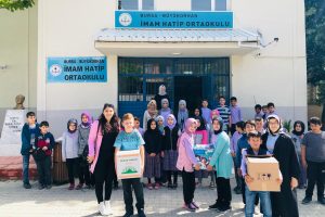 Bursa'da minik öğrenciler kapı kapı erzak dağıttı