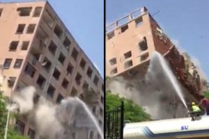 Tehlikeli yıkım kameraya yansıdı