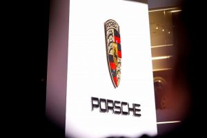 Porsche'un ofislerine mali polis baskını