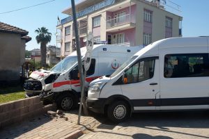 Ambulans, &ouml;ğrenci servisi ile &ccedil;arpıştı! 2 yaralı