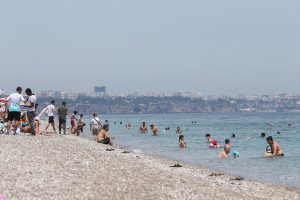 Antalya'da turistler sahilleri doldurdu