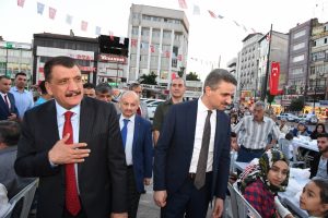 Vali Baruş ve Başkan G&uuml;rkan iftarlarını &ccedil;adırda a&ccedil;tı