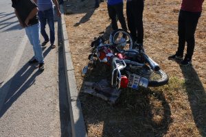 Otomobil ile motosiklet &ccedil;arpıştı: 3 yaralı