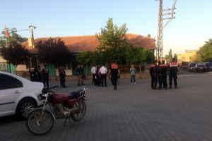 K&ouml;y meydanında silahlı &ccedil;atışma: 2 &ouml;l&uuml;, 8 yaralı