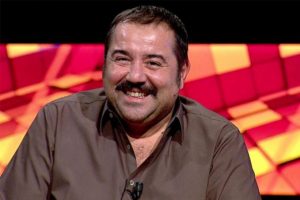 Ata Demirer'den tespihli poz