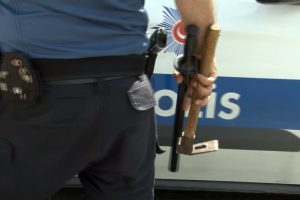 Keserle ATM'ye saldırdı! "Bu ATM para gasp ediyor"