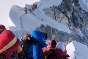 Deneyimli dağcı o anları anlattı: İnsanlar cesetleri &ccedil;iğneyerek tırmanıyor