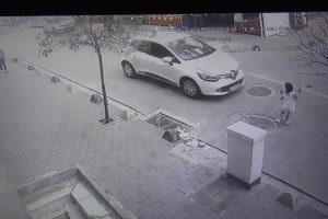 K&uuml;&ccedil;&uuml;k kızı altına alarak metrelerce s&uuml;r&uuml;kledi