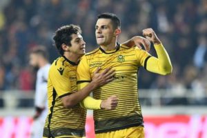 Yeni Malatyaspor'un vazge&ccedil;ilmezi Aleksic, gol y&uuml;k&uuml;n&uuml; de sırtladı