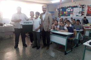 Bursa'da T&uuml;rk bayrağını &ccedil;&ouml;pten alan o &ouml;ğrenciye &ouml;d&uuml;l