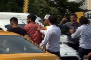 Polis memurundan burnunu kıran esnafa tokat
