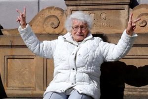 100 yaşında belediye meclis &uuml;yesi se&ccedil;ildi