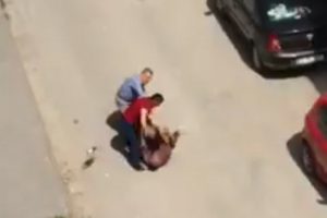Sokak ortasında bı&ccedil;aklanarak &ouml;ld&uuml;r&uuml;lme anı kamerada