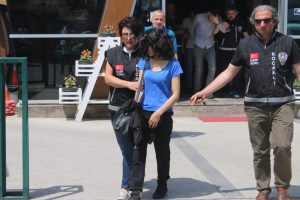 Cinsel ilişki vaadiyle kandırıp cep telefonunu gasp ettiler