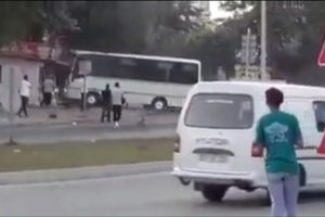 Servis şof&ouml;r&uuml;, kebap&ccedil;ı d&uuml;kkanını midib&uuml;s&uuml;yle yıkmaya &ccedil;alıştı