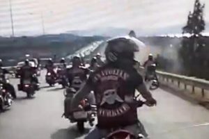 Motosiklet konvoyu cenaze yolunda b&uuml;y&uuml;k tehlike atlattı